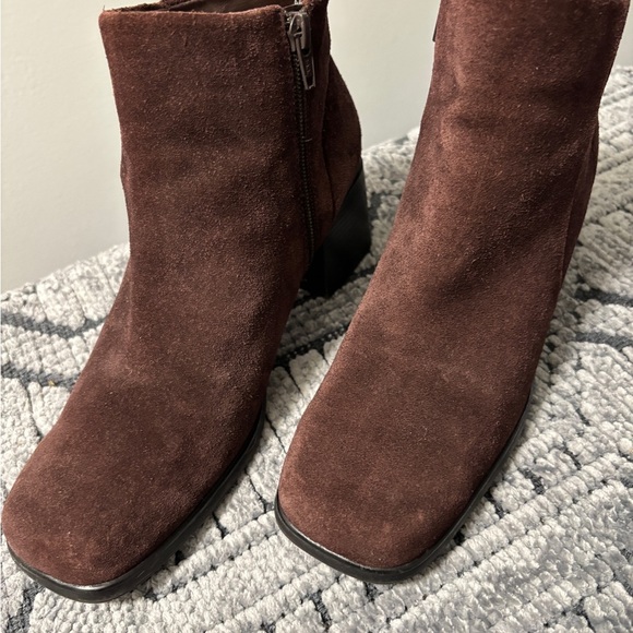 Women's Brown Suede Boots Size 8-1/5 - Picture 6 of 7